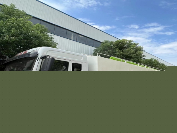 東風(fēng)華神前四后八散裝飼料運(yùn)輸車